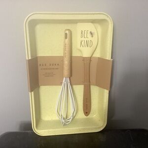 Rae Dunn 3 pc baking set